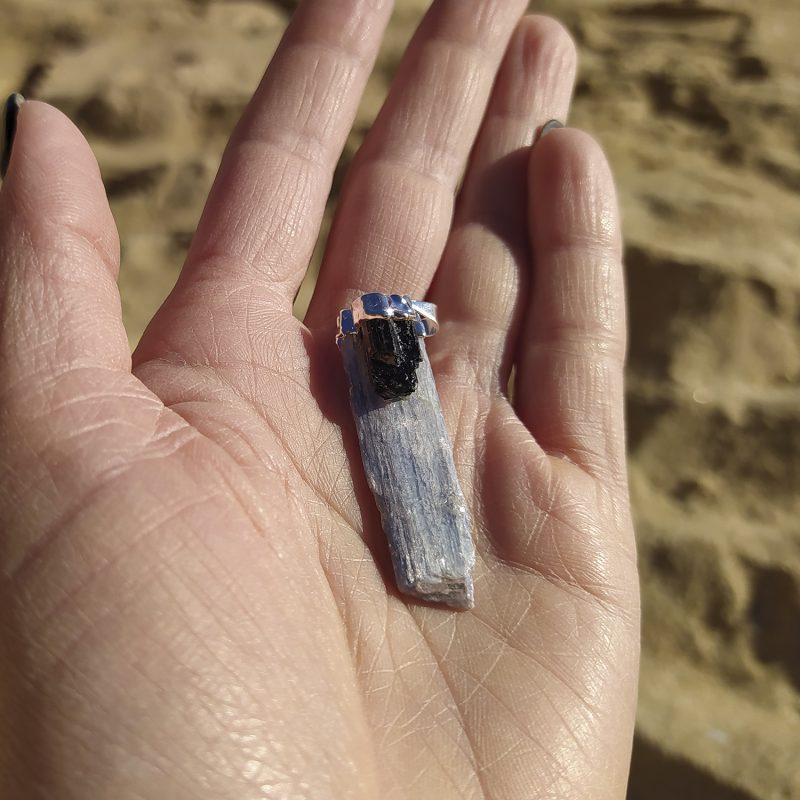 Pingente de Cianite Azul com ponto de Turmalina Negra - Prateado - Image 2