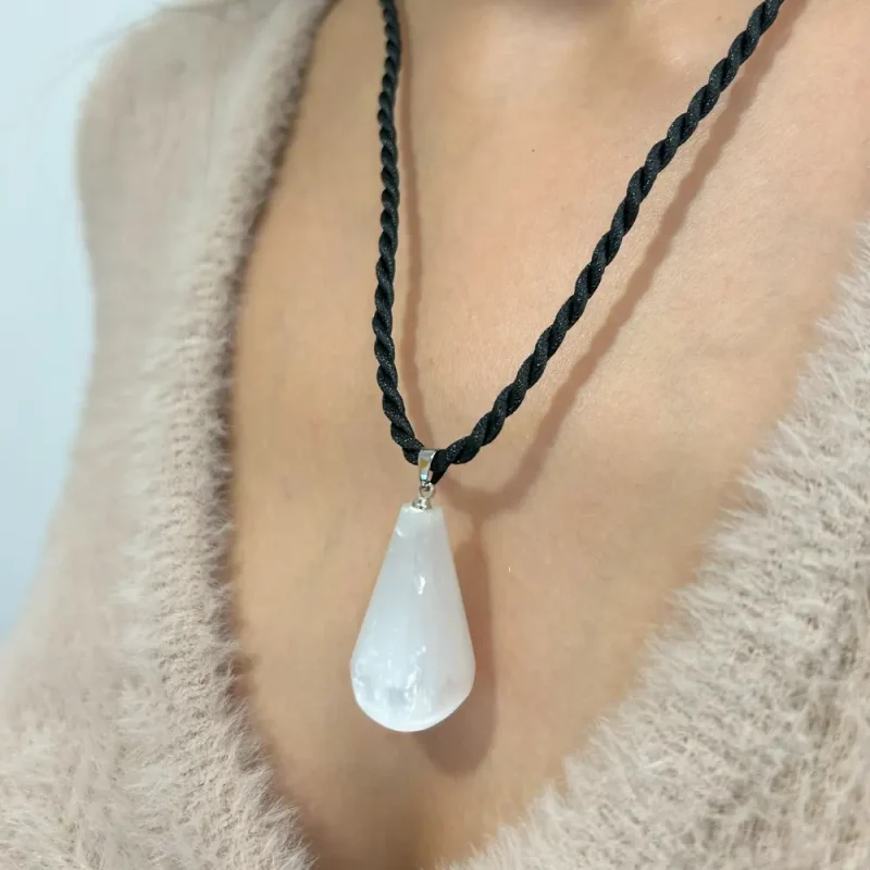 Colar de Selenite Gota com cordão cruzado
