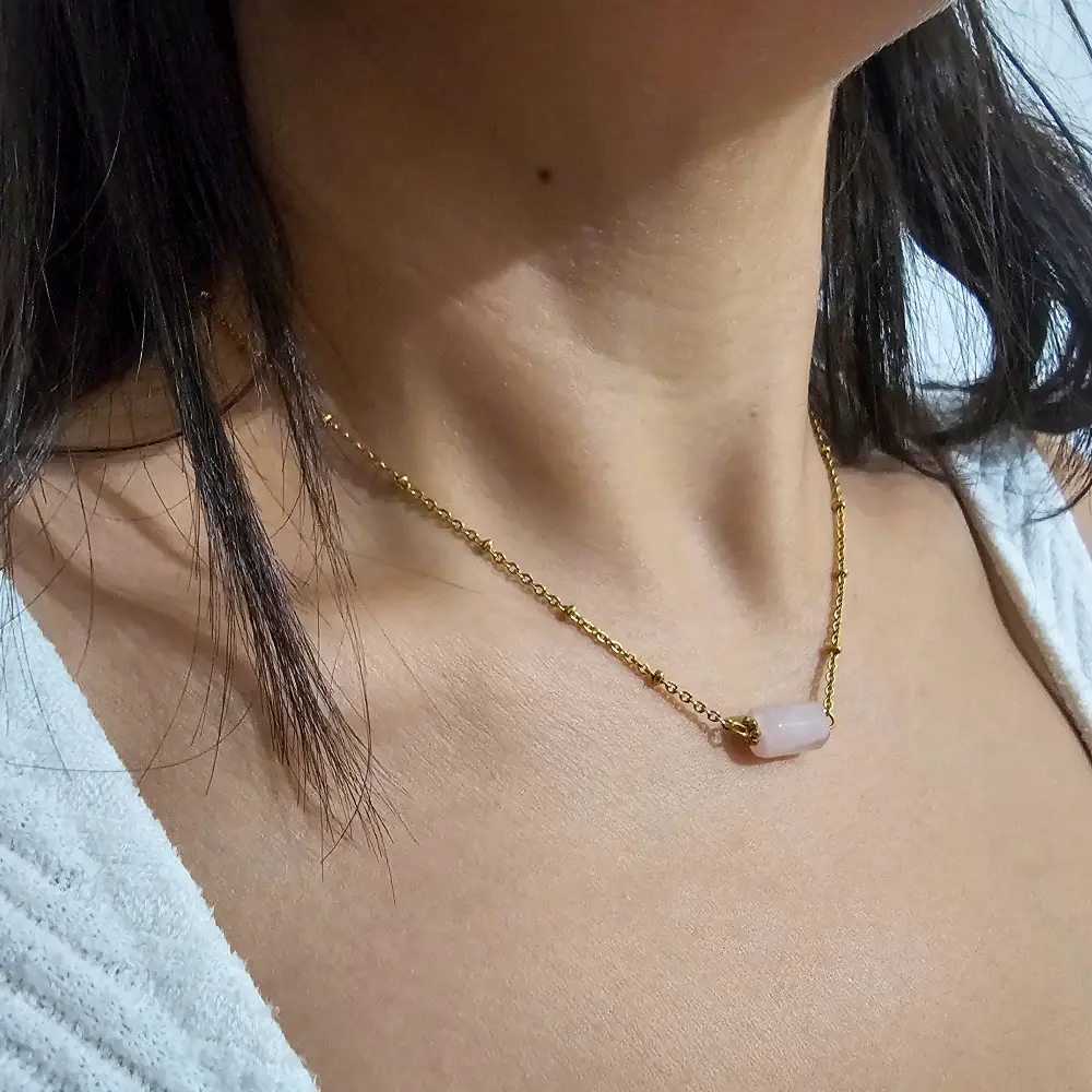 Colar Cléa Dourado com Quartzo Rosa A